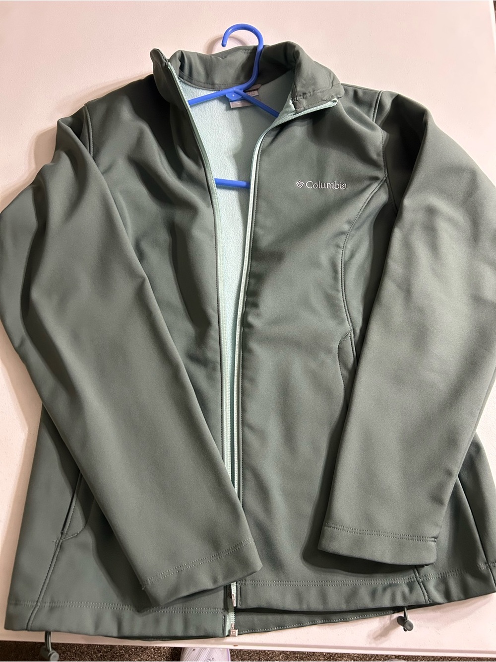 Columbia women’s  Olive Green Lightweight Softshell Jacket